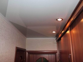 Простота и изысканность: коридор с матовым потолком в современном стиле