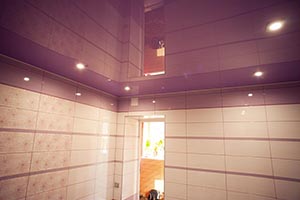 Глянцевый натяжной потолок в ванную