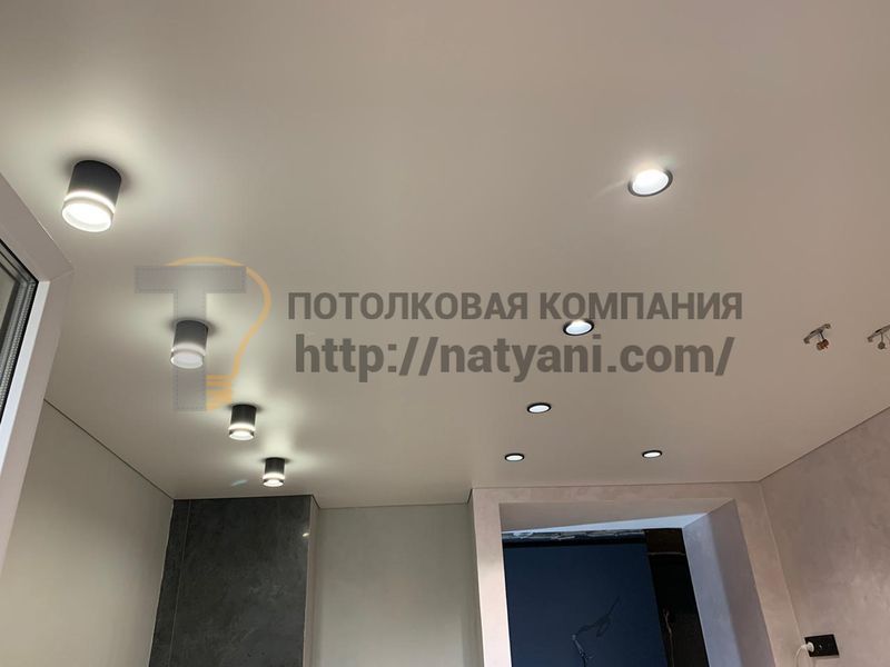 Натяжной потолок с теневым профилем для кухни-гостиной